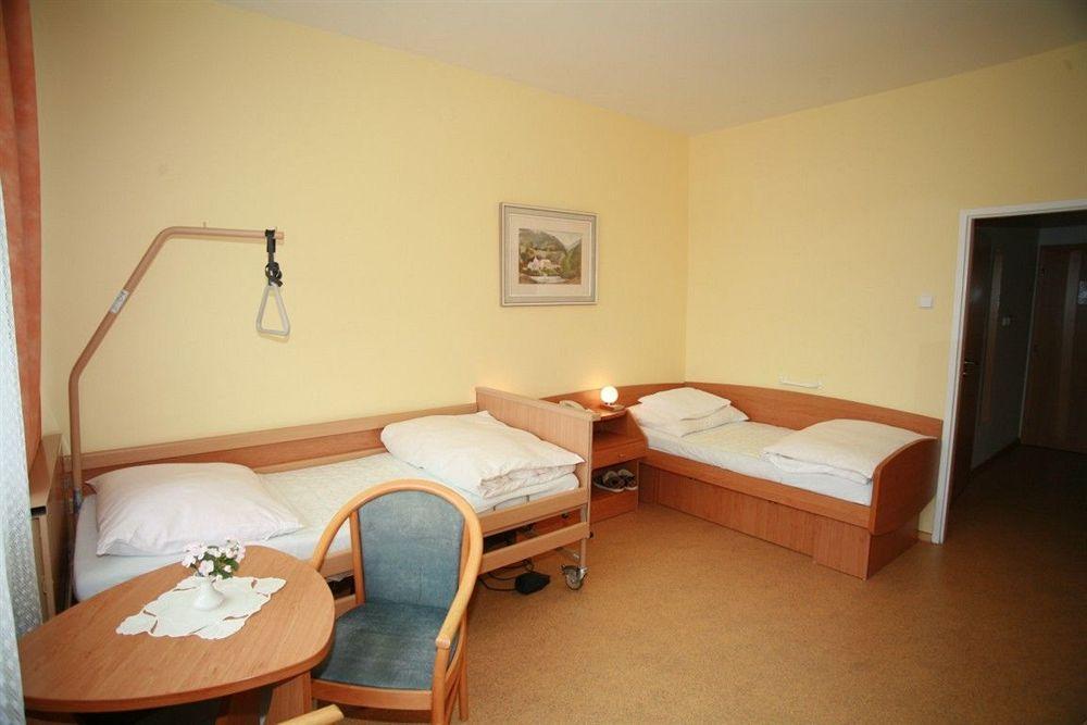 Hotel Behounek 亚希莫夫 外观 照片